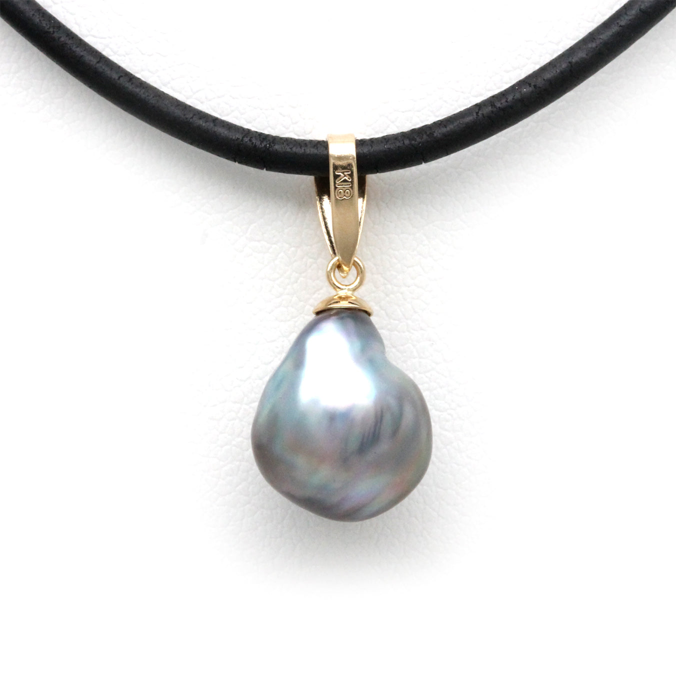 Classic 18K Yellow Gold Pendant with Cortez Pearl