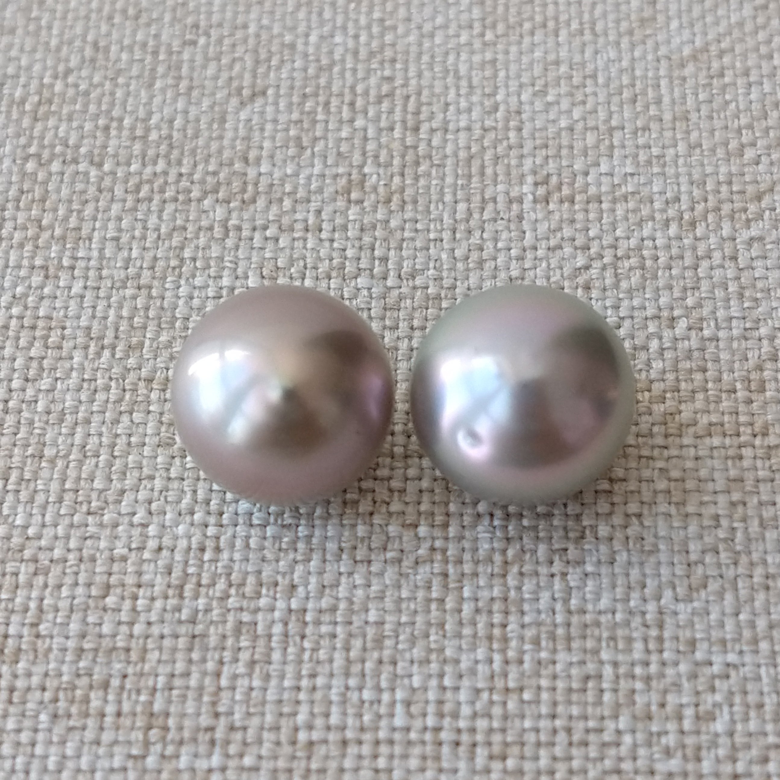Pair of "Button" 9 mm Cortez Pearls